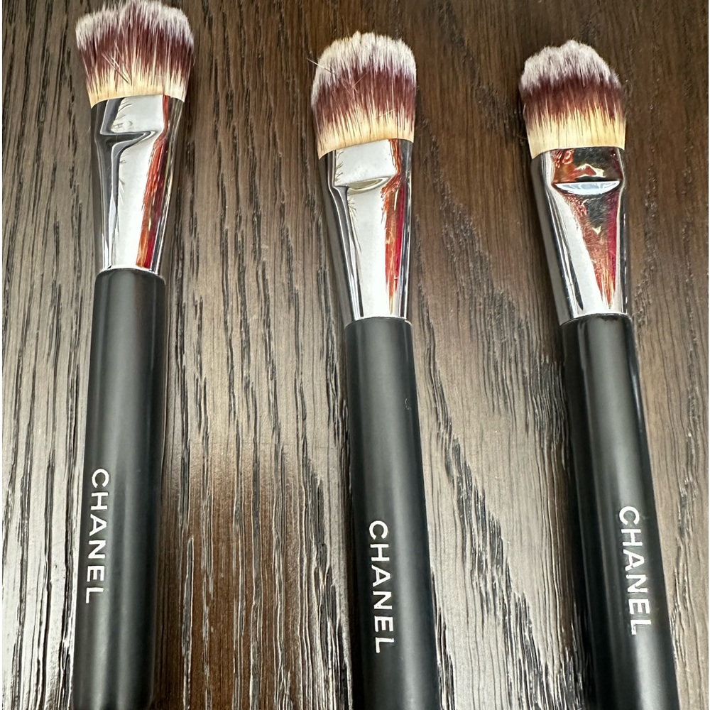 Chanel Makeup Brushes Foundation No 6 . - Picture 2 of 4